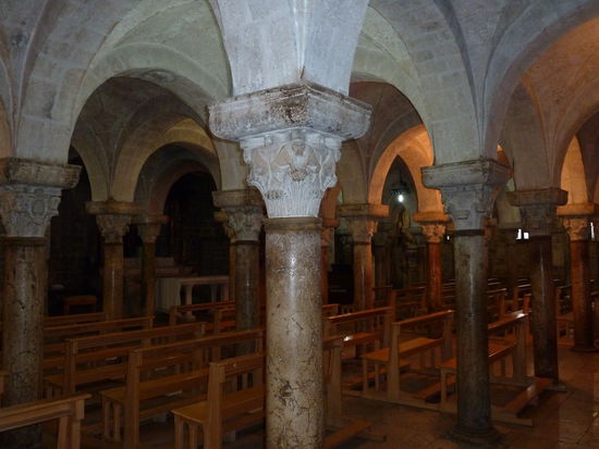 Im Säulenwald der Krypta sind byzantinische Fresken erhalten