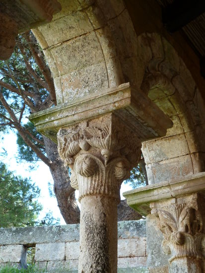 skulptierte Kapitelle