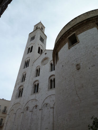 Campanile - rechts der etwas ungewöhnliche Rundturm (Trulla) füher Baptiserium, heute Sakristei - im unteren Gebäudeteil deutliche Lisenengleiderung