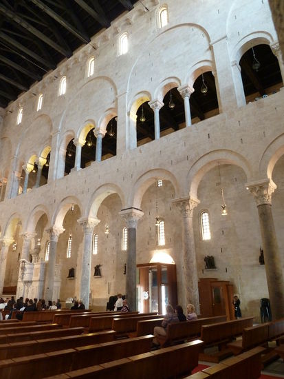 das zweigeschossige Innere der Kathedrale