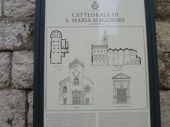 vieles an der Kirche ist verändert worden: 5 Chorkapellen, Renaissance-Hauptportal