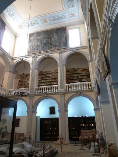 Das ganz in der Nähe liegende Museo Civico ist ein sehenswerter Villenbau mit einer amüsanten - aber kuriosen Sammlung vom Walskelett über viele Schriften bis hin zum aufgespiessten Schmetterling