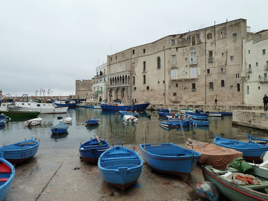 Palazzo am Hafen mit aufwändigem Säulengang