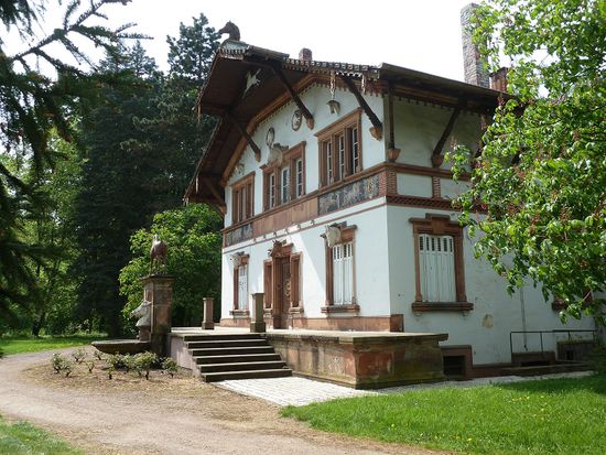 selbst das zugehörige Haus für Kutscher und Pferde ist ein Kleinod