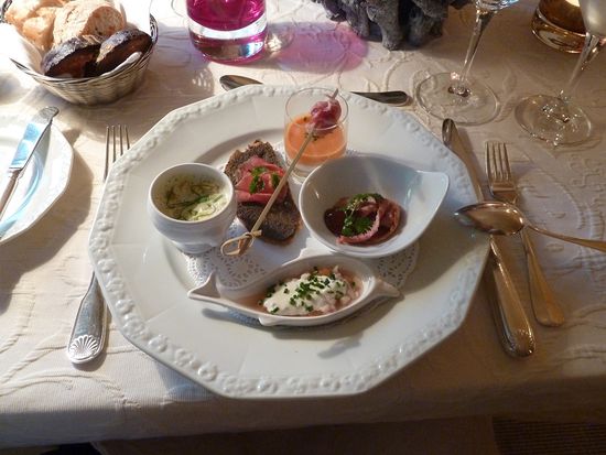 eine Komposition aus Brot mit Tapenade und Rinderfilet/ Gazpacho mit Coppa/ Entenbrust mit Himbeersauce/ Sauerampfersüppchen/ Fischsülze