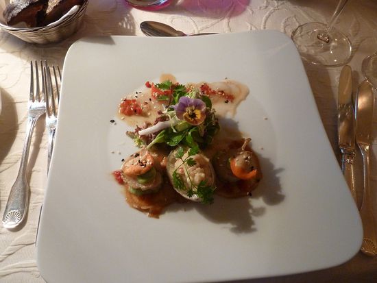 Vorspeise: Duo von der Jakobsmuschel (Carpaccio und gebraten auf Avocadopüree) mit Tartar von  Schalentieren