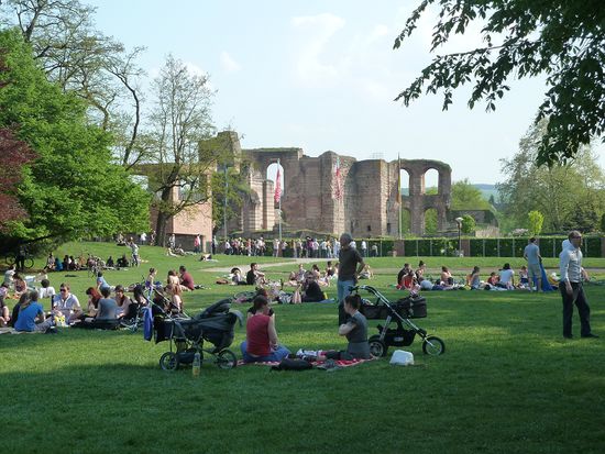 sommerliche Eindrücke im Park des bischöflichen Palais mit Blick auf die Kaiserthermen