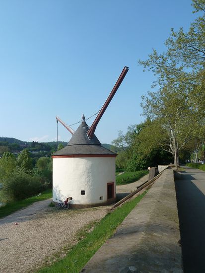Schiffskran an der Mosel