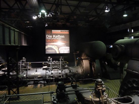 In der großen Maschinenhalle zwischen riesigen Turbinen sind über 16000 Exponate in Schaukästen ausgestellt. Leider ist fotografieren nicht gestattet.