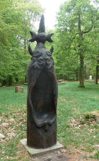 Im Inneren des Keltenringes befindet sich eine Skulpturen Sammlung
