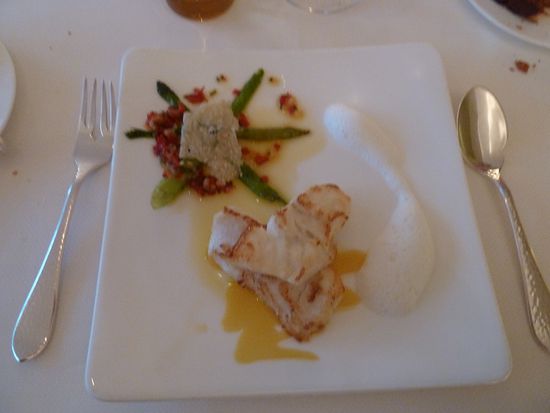 Steinbutt Filet auf Stern von grünem Spargel und karamelisierten roten Früchten