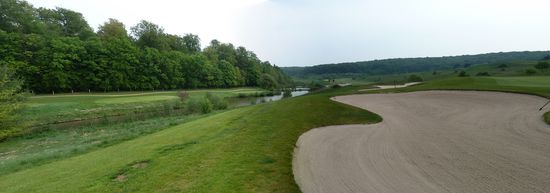 Landschaft mit viel Wasser und gelben Rapsfeldern