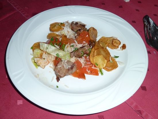 Hauptspeise - Lamm, Huhn und Rind gegrillt mit Reis und Tomaten