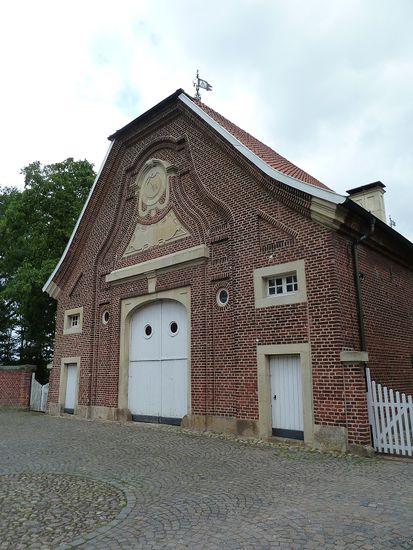 Das Rüschhaus stellt eine Verschmelzung eines typisch münsterländischen Bauernhauses mit einer Dreiflügelanlage eines Herrensitzes dar