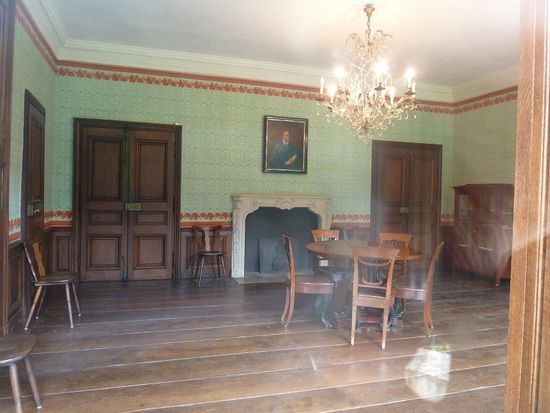 ich habe nicht verbotenerweise fotografiert, sondern dieses Bild des Salons von außen gemacht  (Lichtreflexe)