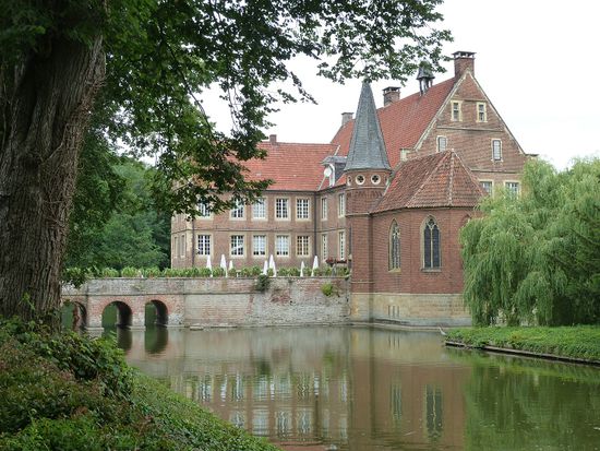 Die Wasserburg ist seit 1417 im Besitz derer von Droste zu Hülshoff