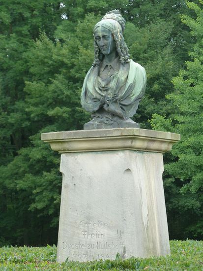 Annette von Droste-Hülshoff im Park