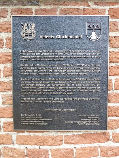 An einem Giebel sind 24 Glocken angebracht, die zu bestimmten Zeiten automatisch angeschlagen werden.