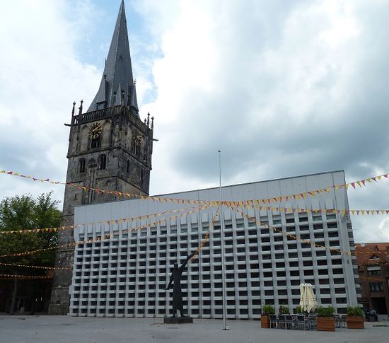 der moderne Anbau (oder Umbau) der Kirche ist wohl Geschmacksache - gerne hätten wir uns das Innere der Kirche angesehen - aber sie war verschlossen wie leider heute meist (notwendig)