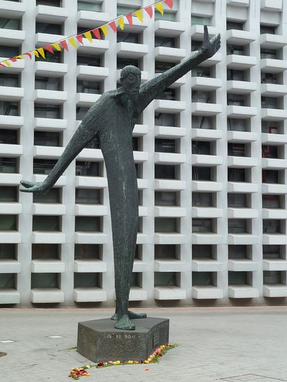 im Gegensatz zum Bau gefällt mir die Skulptur an der Kirche gut