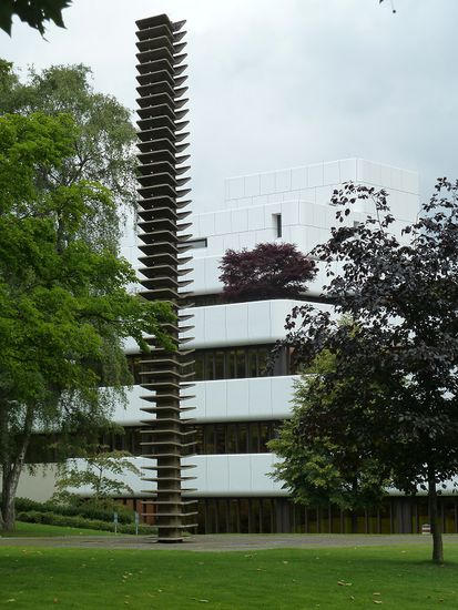 vorbei an der LBS Zentrale mit Park