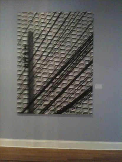 hier Kabel vor einer Hochhausfassade