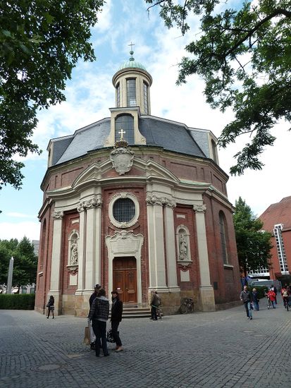 Clemenskirche - etwas versteckt gelegen Juwel des Barockarchitekten Johann Conrad Schlaun, erbaut 1745 bis 1753.
Sie gehörte zum Kloster und Hospital der Barmherzigen Brüder, das Fürstbischof Clemens August errichten ließ.
Das was man heute von dem runden Zentralbau mit Kuppel, Laterne und prachtvollen Innenraum sieht, ist alles nach den Plänen Schlauns originalgetreu nach den Zerstörungen des II.- Weltkrieges wieder aufgebaut worden.