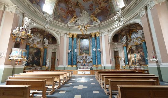 Der Innenraum ist nach den Plänen Schlauns originalgetreu wiederhergestellt worden.