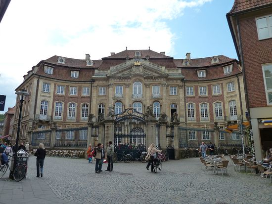 Erbdrostenhof - Meisterwerk des Barockarchitekten Johann Conrad Schlaun aus den Jahren 1753 bis 1757.  Interessant ist die Lage des Adelshofes: er steht diagonal auf einem rechteckigen Grundstück.
