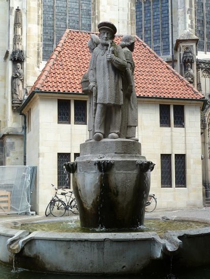 kleiner Brunnen in der Radfahrerstadt  (man kann sie - die Räder - nie von den Fotos verbannen)