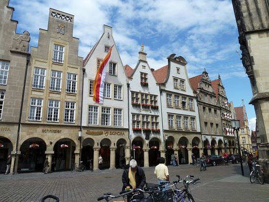 Der Platz mit den charakteristischen Giebelhäusern und Bogengängen ist das traditionsreiche wirtschaftliche und politische Zentrum Münsters.