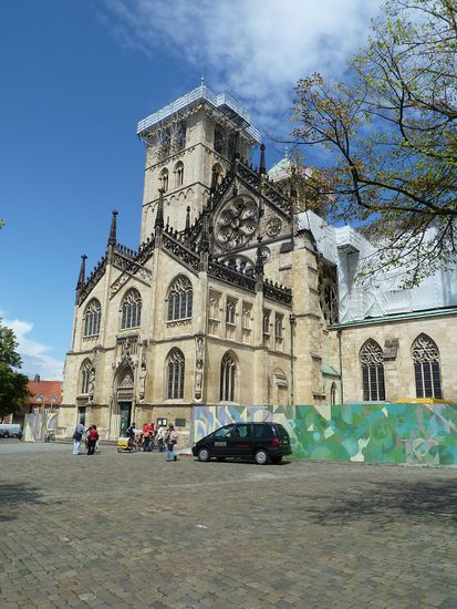 St.-Paulus-Dom liegt etwas ausserhalb und ist zudem völlig eingerüstet - für unseren heutigen Besuch also nicht einladend - der Bau stammt im Wesentlichen aus dem 13. Jahrhundert.