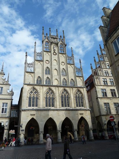 das gotische Rathaus Münsters aus der Mitte des 14. Jahrhunderts -  das charakteristische Bogenhaus mit seinem hohen Giebel wurde in den fünfziger Jahren originalgetreu wieder aufgebaut.