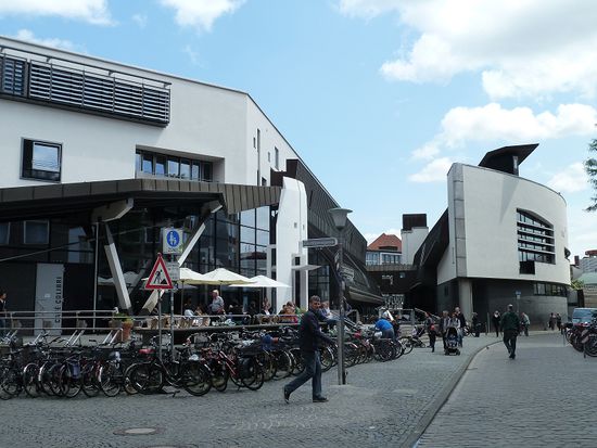 völlig überraschend steht man plötzlich nach den vielen historischen Gebäuden plötzlich vor der Stadtbücherei - ein geöhnungsbedürftiger moderner Zweckbau.