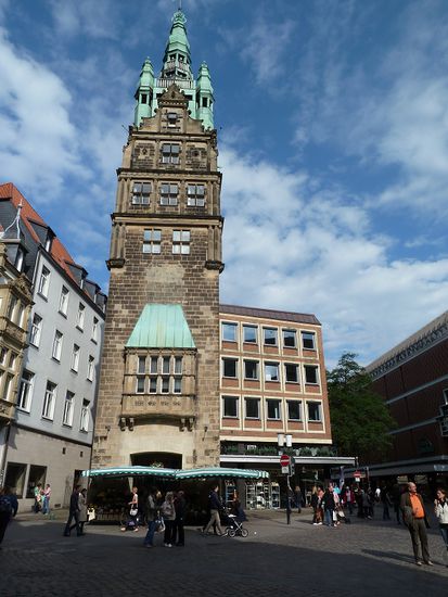 Von dem zwischen 1902 und 1907 erbauten Gebäudekomplex der Stadtverwaltung blieb im II. Weltkrieg nur der Stadthausturm unbeschadet.