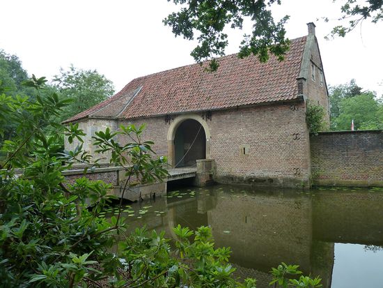 Das Haupthaus ist ebenfalls vollständig mit Wasser umgeben und lediglich über eine schmale Brücke vom vorgelagerten Wirtschaftshof erreichbar.