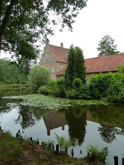 Wir müssen das Haupthaus natürlich umrunden
