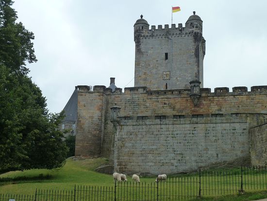Der Aufgang zur Höhenburg - Blick auf den Pulverturm