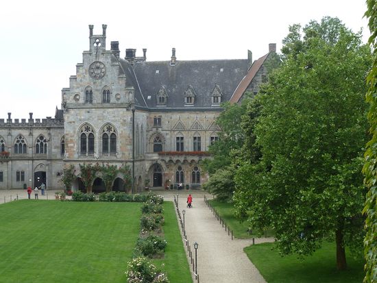 Die Kronenburg in ihrer heutigen Form - mit repräsentativen Gemächern hinter einer mittelalterlich anmutenden Fassade - entstand während der Jahre 1883-1914