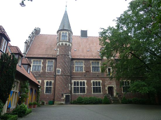 Drostenhof Herrenhaus - Das Herrenhaus stellt sich als prachtvolles Meisterwerk der Renaissance dar. Die Fassaden sind reich gegliedert. Ein vorgesetzter spiralförmiger Treppenturm