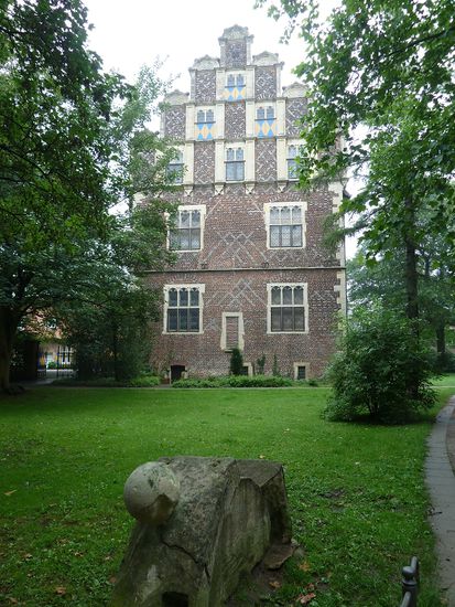 und mehrfach gestaffelte Schaugiebel sind architektur- und kunstgeschichtliche Glanzstücke.