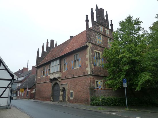 Drostenhof Torhaus (Strassenseite) - Das Torhaus prägen Dekorelemente der Spätgotik mit Prunkerkern und Treppengiebeln mit Fialen.