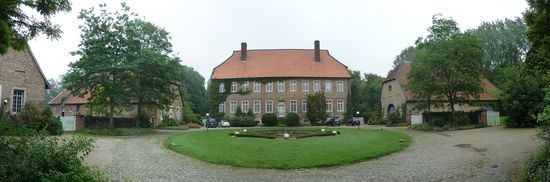 Haus Venne ist eine symmetrisch angelegte Schlossanlage aus dem frühen 18. Jahrhundert, um 1710 die nach den Plänen von Lambert Friedrich von Corfey aus einem Haupthaus aus Backstein sowie vier symmetrisch zugeordneten Nebenbauten errichtet wurde.