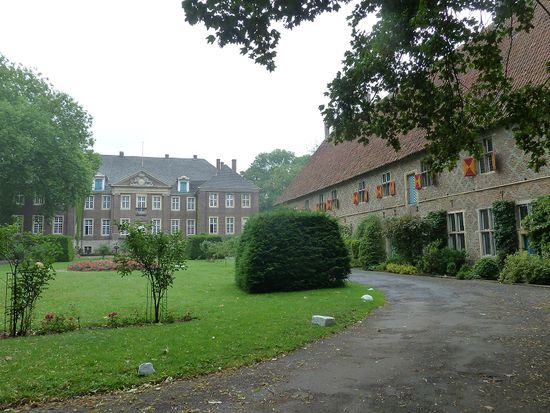 Das Schloss ist ein typisch münsterländliches Wasserschloss, das von Gräften umgeben ist, in welche die Werse mit einbezogen wurde. Vom Park gelangt man über die Gräftenbrücke zum großen Tor, das durch Torhäuser flankiert wird. Vor der Brücke steht eine Wassermühle.
