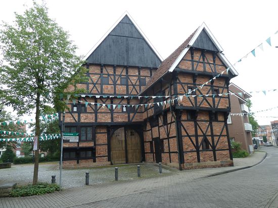 Stattliche Ackerbürgerhäuser wie die Alte Post mit großem Tor und geräumiger Tenne waren früher in Drensteinfurt zahlreich. Das Gebäude wurde 1976-1980 vollständig saniert und steht heute für Trauungen, Sitzungen des Rates, Versammlungen und kulturelle Veranstaltungen zur Verfügung.