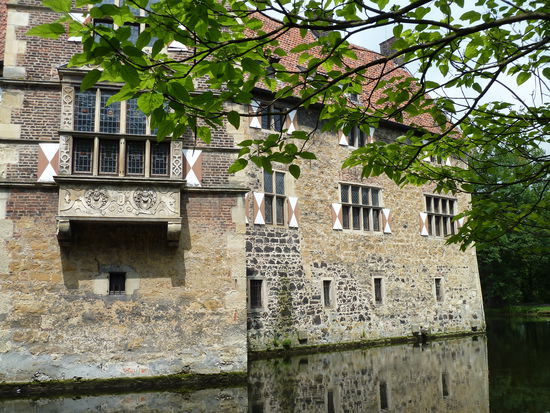 Den Charakter einer Burg verlor Vischering durch den Einbau zahlreicher Fenster und Erker in der Zeit der Renaissance.
