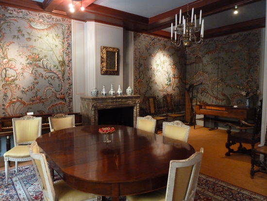Das Chinesische Zimmer hat acht Paneele mit handgemalten Tapeten auf Wachstuch, hergestellt in Brüssel, in der Manufaktur von Cornelis 't Kint. Einflüsse aus Augsburg, und Chinoiserieen von Jean-Baptiste Pillement sind zu erkennen.