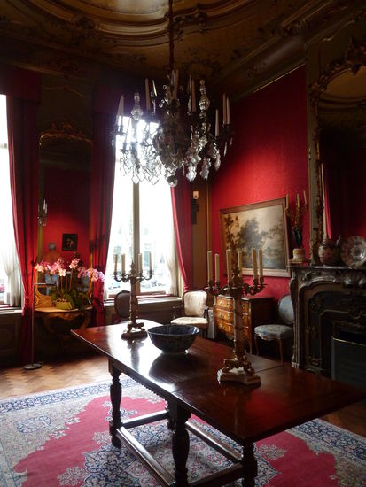 Das rote Zimmer ist im Louis-quinze-Stil gestaltet. Die Kennzeichen dieses Stils sind Asymmetrie, Rocaillen, wellenförmige Umrisse und Blätter. Im roten Zimmer hängen von links nach rechts folgende Gemälde:
Gillis Claesz. de Hondecoeter - Landschaft mit Darstellung von Christus, der den Blinden heilt.
Pieter de Ring - Prunkstilleben mit Nautiluspokal
Hans Goderis - Zwei Kriegsschiffe warten vor Pampus
Anthonie van Stralen - Winterlandschaft
Daniel Seghers - Stilleben mit Blumen