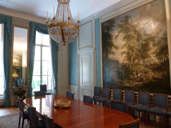 Das blaue Zimmer ist im Louis-seize-Stil eingerichtet. Erwähnenswert sind die fünf Paneele von Egbert van Drielst. Die handgemalte Tapeten aus dem Jahre 1788, die im letzten Jahrhundert in New York und Miami Zimmer zierten, aber jetzt wieder in Amsterdam sind