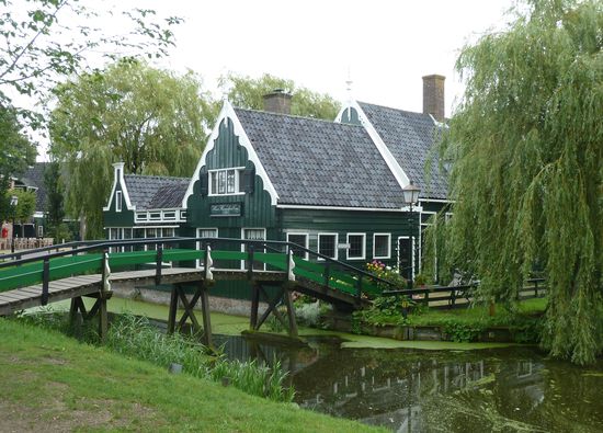 Betritt man das Freigelände von der Zugbrücke aus, so befindet man sich in einer Dorfidylle mit alten Holzhäusern und kleinen Grachten.